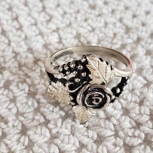 Silver ring with floral design